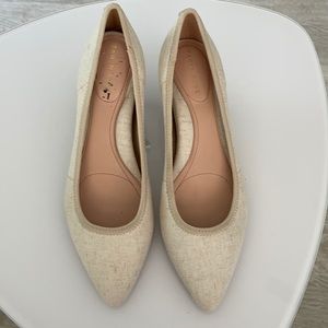 Taryn Rose Beige Heel pointed toe shoe. 9 C